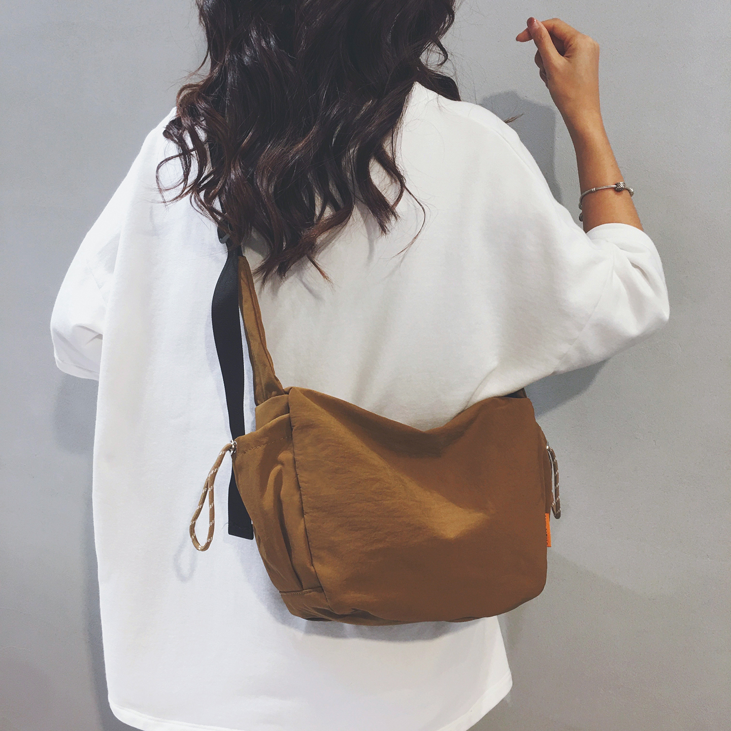 玲澜四色简约轻便情侣帆布斜挎包