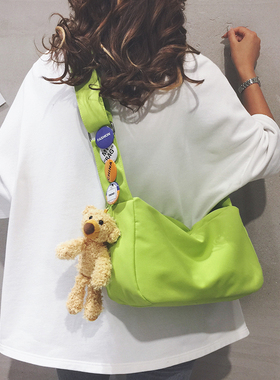 绿色帆布包包女2025新款休闲百搭斜挎包尼龙运动包旅行单肩包背包