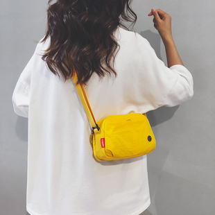 黄色简约时尚帆布包女2026新款户外轻便手机包休闲百搭斜挎小包潮