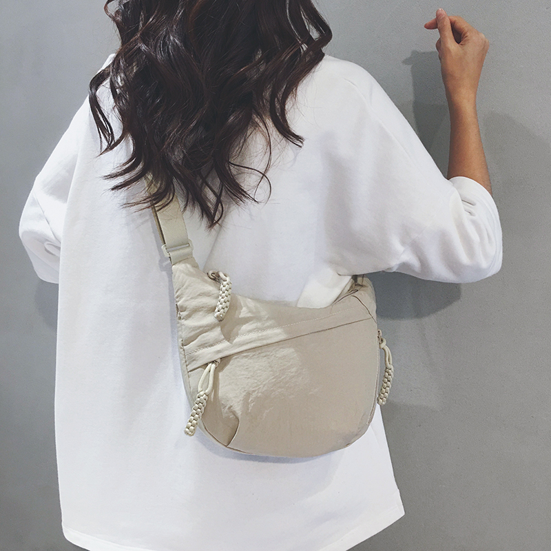 米白色日系简约帆布包女2025春季新款上班通勤饺子包休闲斜挎小包