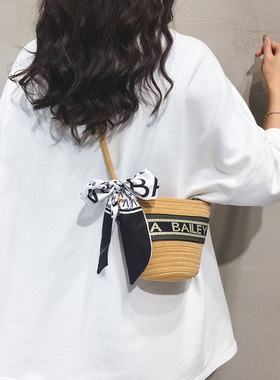 夏天海边高级草编包包女2025新款沙滩度假编织水桶包手机斜挎小包