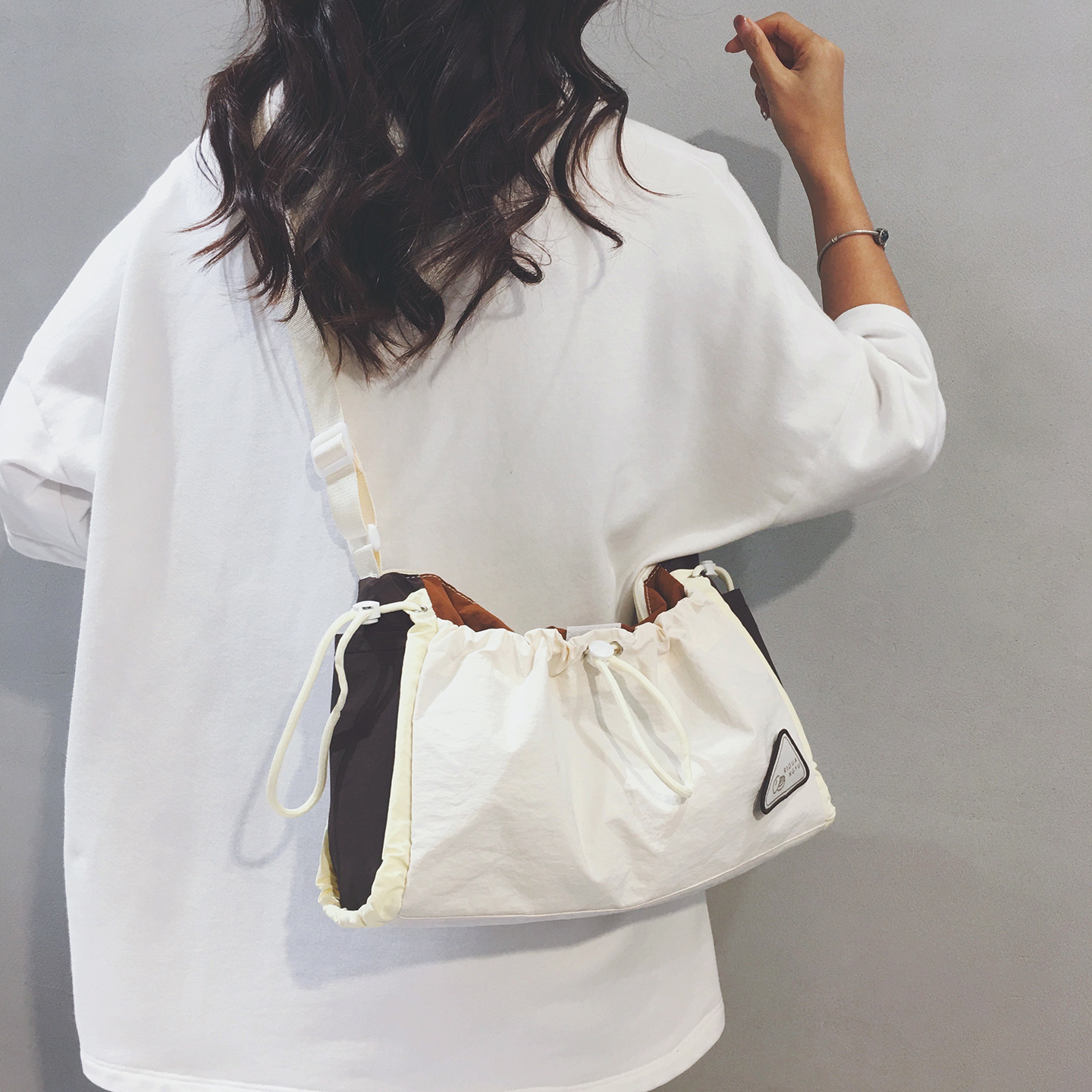 玲澜三色简约轻便户外帆布斜挎包