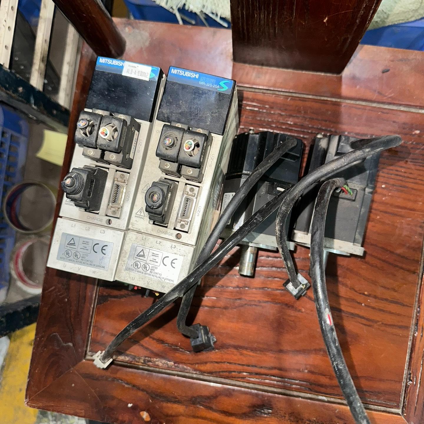 MR-J2S-20A马达HC-KFS23两套伺服电机拆机