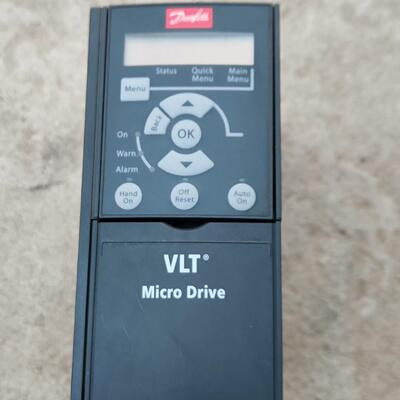 丹佛斯变频器132F0022 2.2kw功能包好 实拍