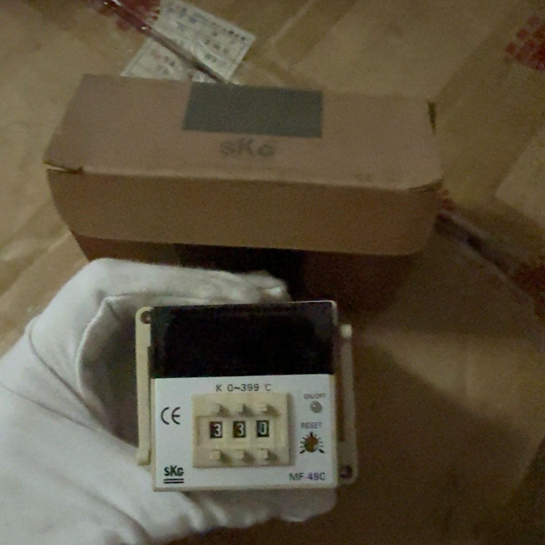SKG温控仪 MF-48C  积压货 塑料放久了发黄 不