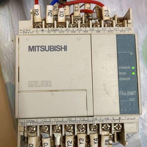 PLC FX1S-20MT-001 图1是通电图 实物图