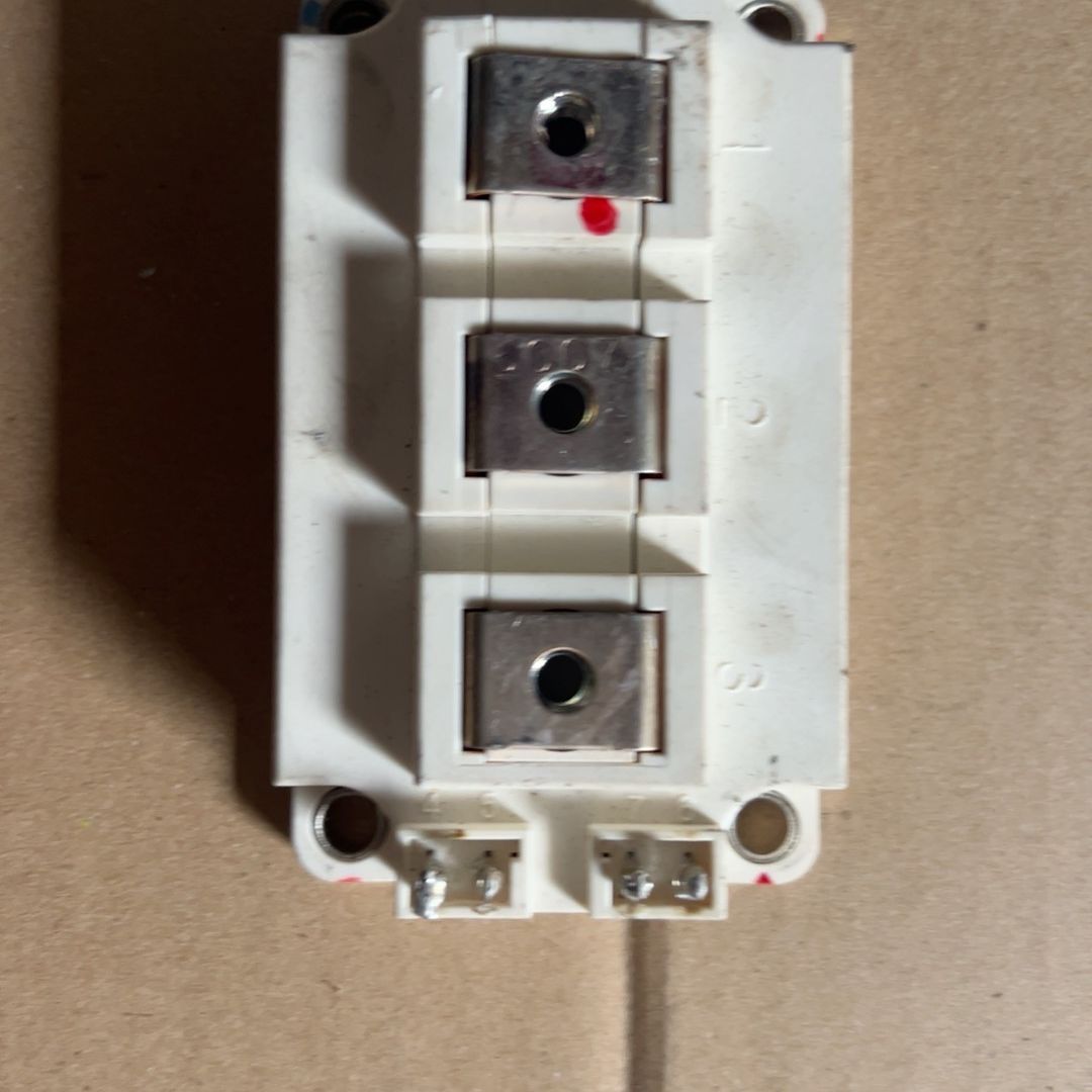 英飞凌模块FF300R12KT4 一共有两个 为