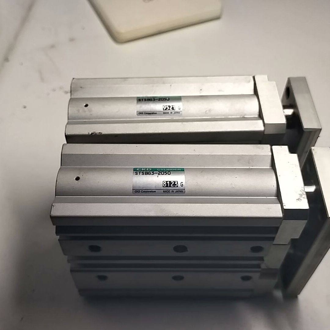 CKD三杆气缸型号STSBG3-2050 两只 实物拍摄