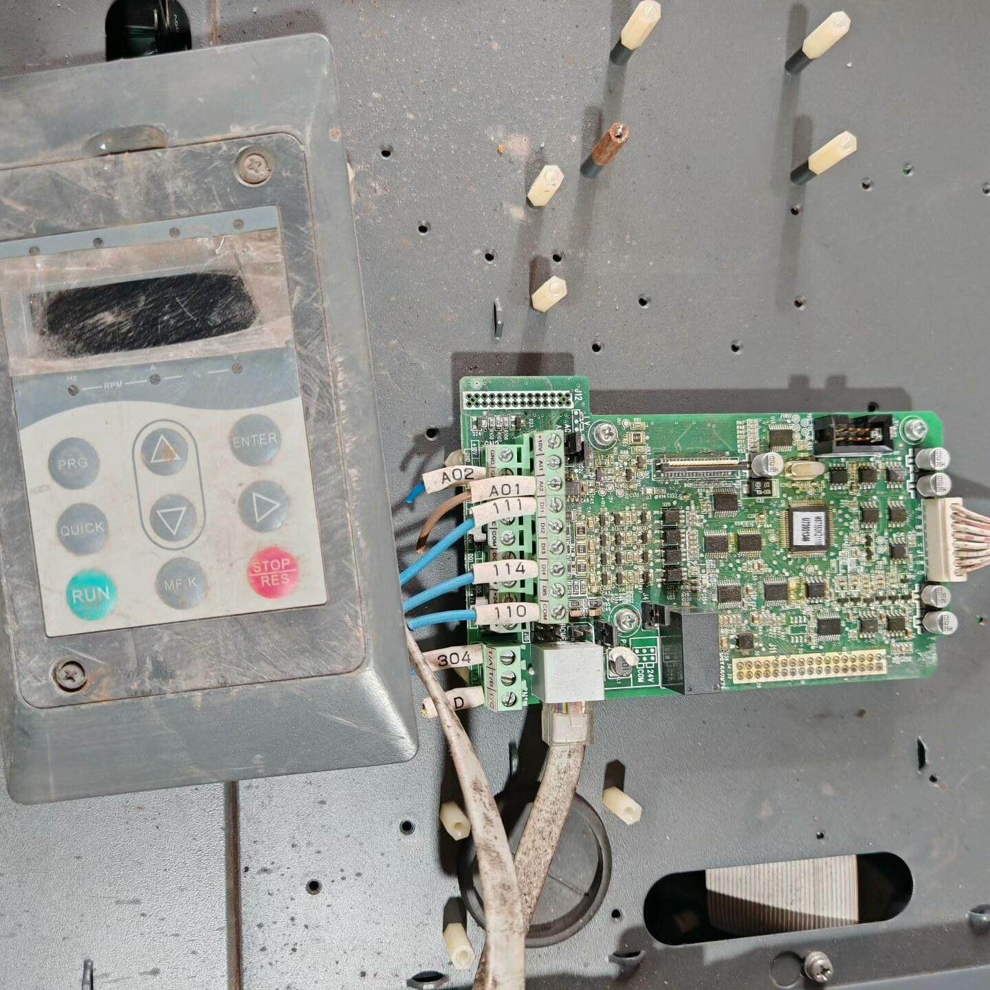 拆机汇川变频器 MD380T45G 上电如图所示 型号45千