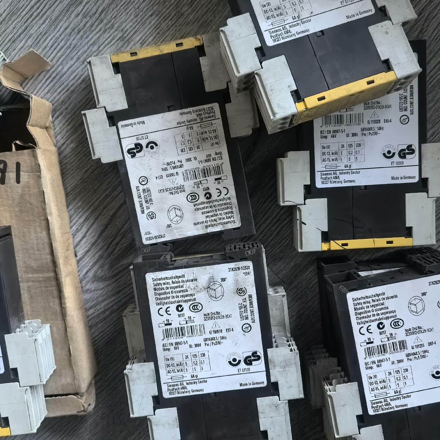 安全继电器3TK2821-1CB30 功能正常 无拆无