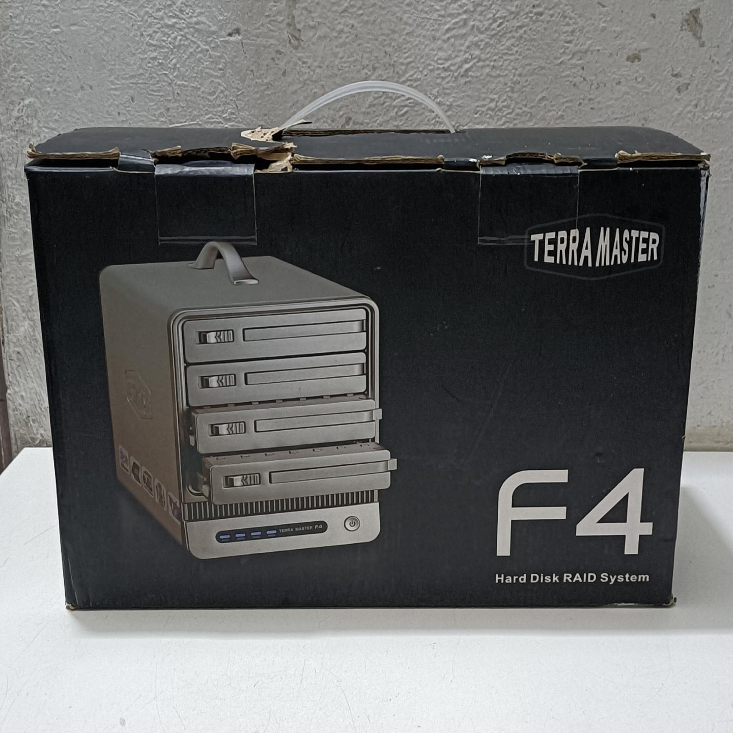 铁威马F4-NAS网络存储NAS服务器 企业级存储解决方案。