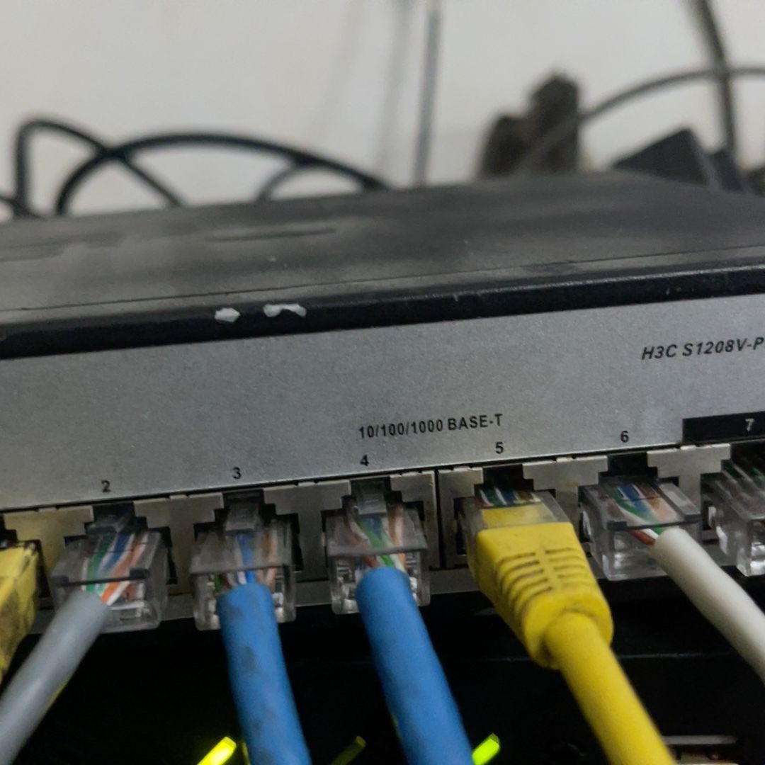 S1208V-PWR全千兆PoE交换机 网口全好 机盖面