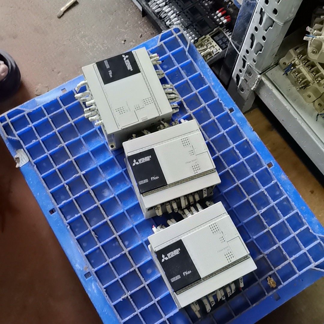 PLC只剩了 成色蛮好的FX3SA-30MR-CM