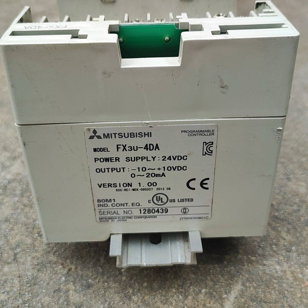 PLC模块 型号FX3U-4DA 成色有明显使用痕迹。功