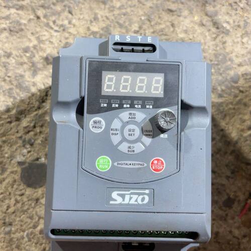 中驱变频器 ZQ100M-1R5G3-B  1.5KW 38