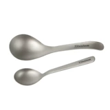 Чистый титановый ложка на открытом воздушном лагере на открытом воздухе