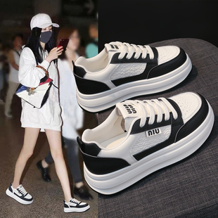 厚底小白鞋女2026新款春秋松糕女鞋软底轻便不累脚运动熊猫鞋板鞋