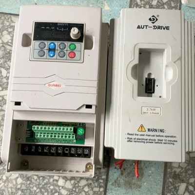 议价工厂拆迁 拆下来的2个变频器 不认识的杂牌子 好坏 2