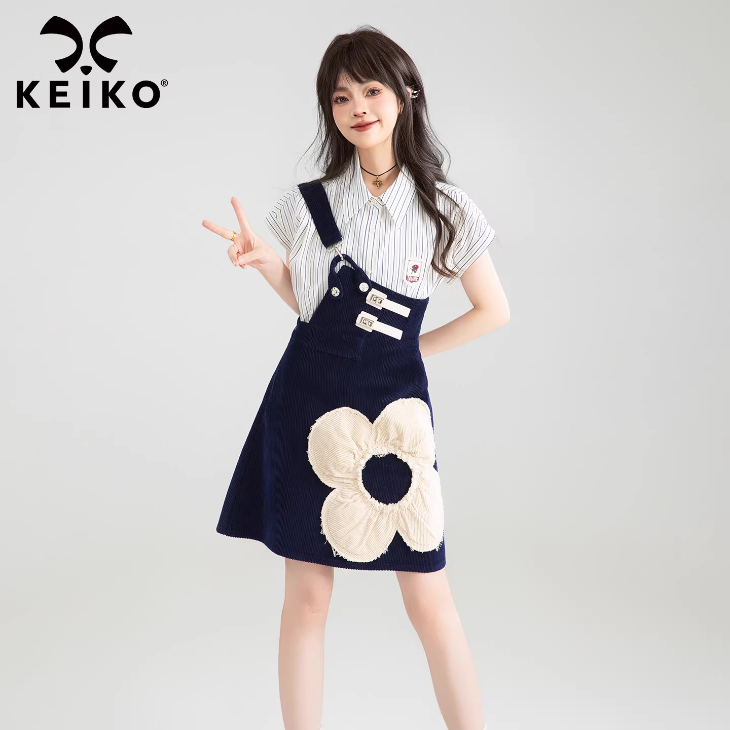KEIKO抽皱花饰斜肩条绒背带裙