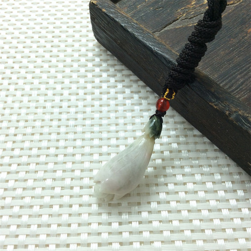 独山玉俏色黑白料玉兰花吊坠