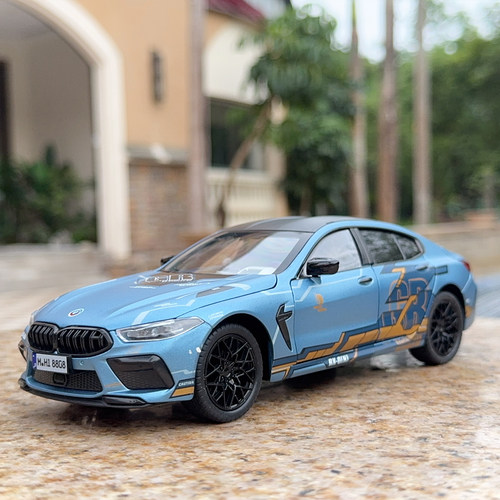 1/24宝马M8合金汽车模型男玩具车
