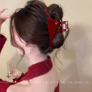 2026新款高级感三角抓夹女新年红色发夹大号后脑勺鲨鱼夹时尚发饰