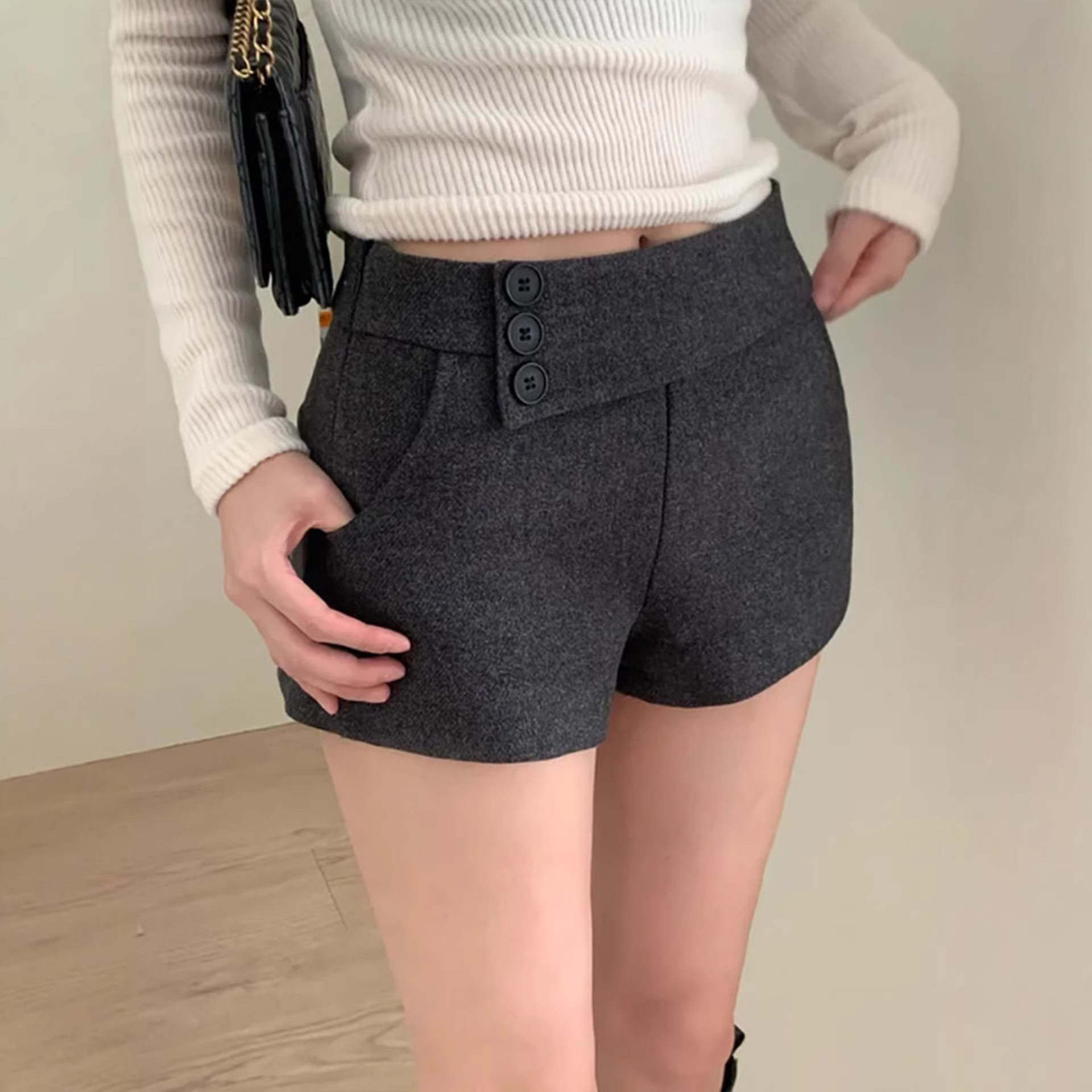 毛呢短裤女秋冬季新款纽扣热裤高腰修身显瘦休闲直筒靴裤