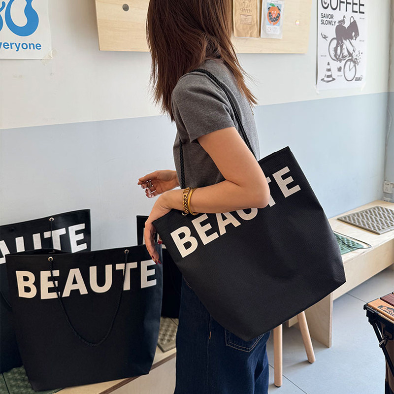 新款黑色礼品穿孔无纺布手提袋子服装店大容量包装袋购物袋礼物袋