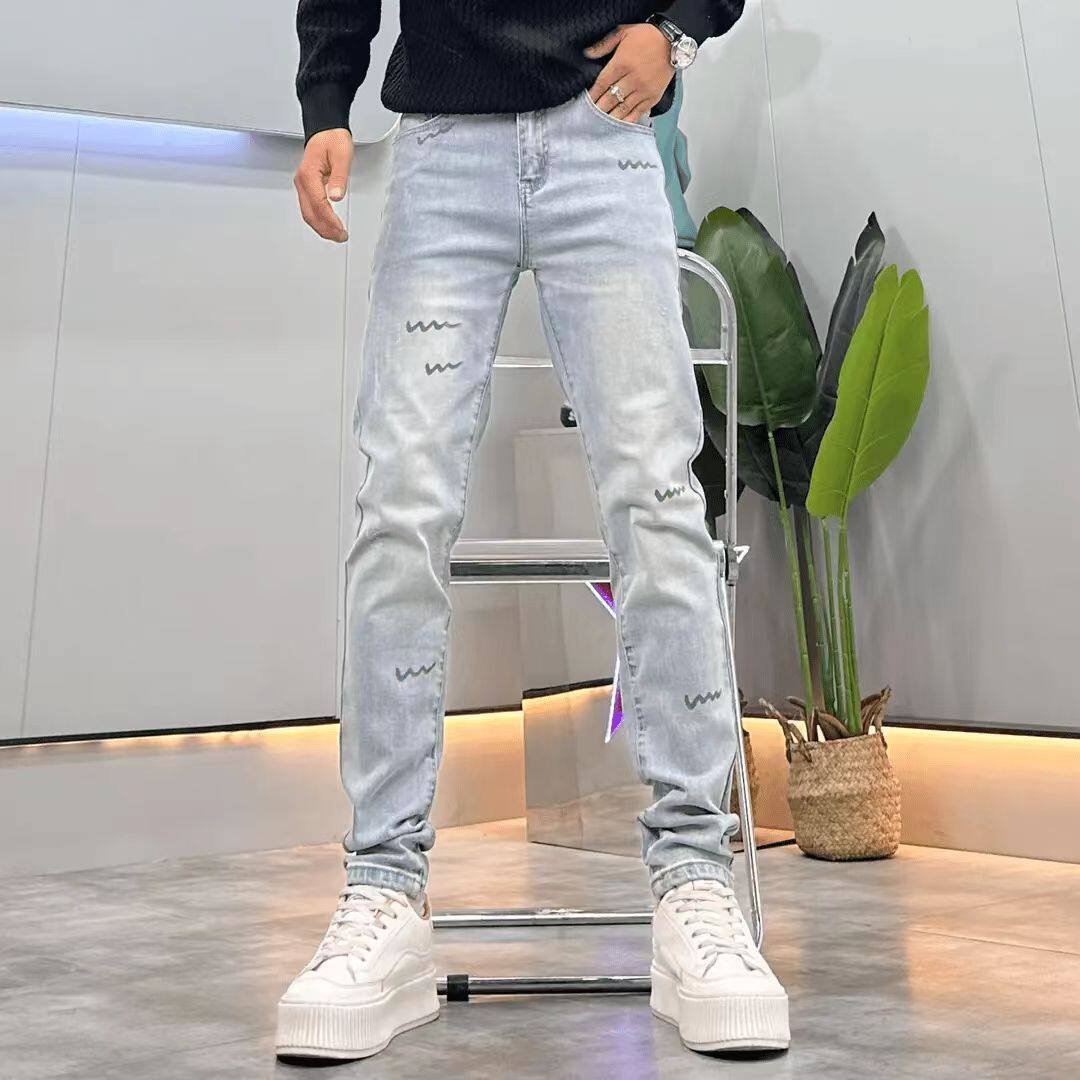高级感浅蓝色牛仔裤男印花新款时尚修身小直脚喷漆休闲裤小脚裤