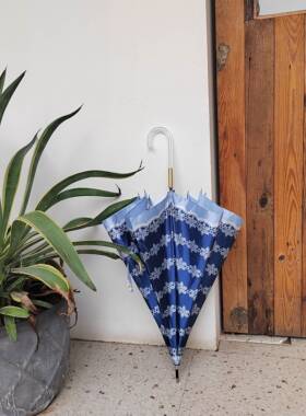 不撞伞系列意大利风情蓝色花纹半自动直骨长柄晴雨伞优雅简约特色