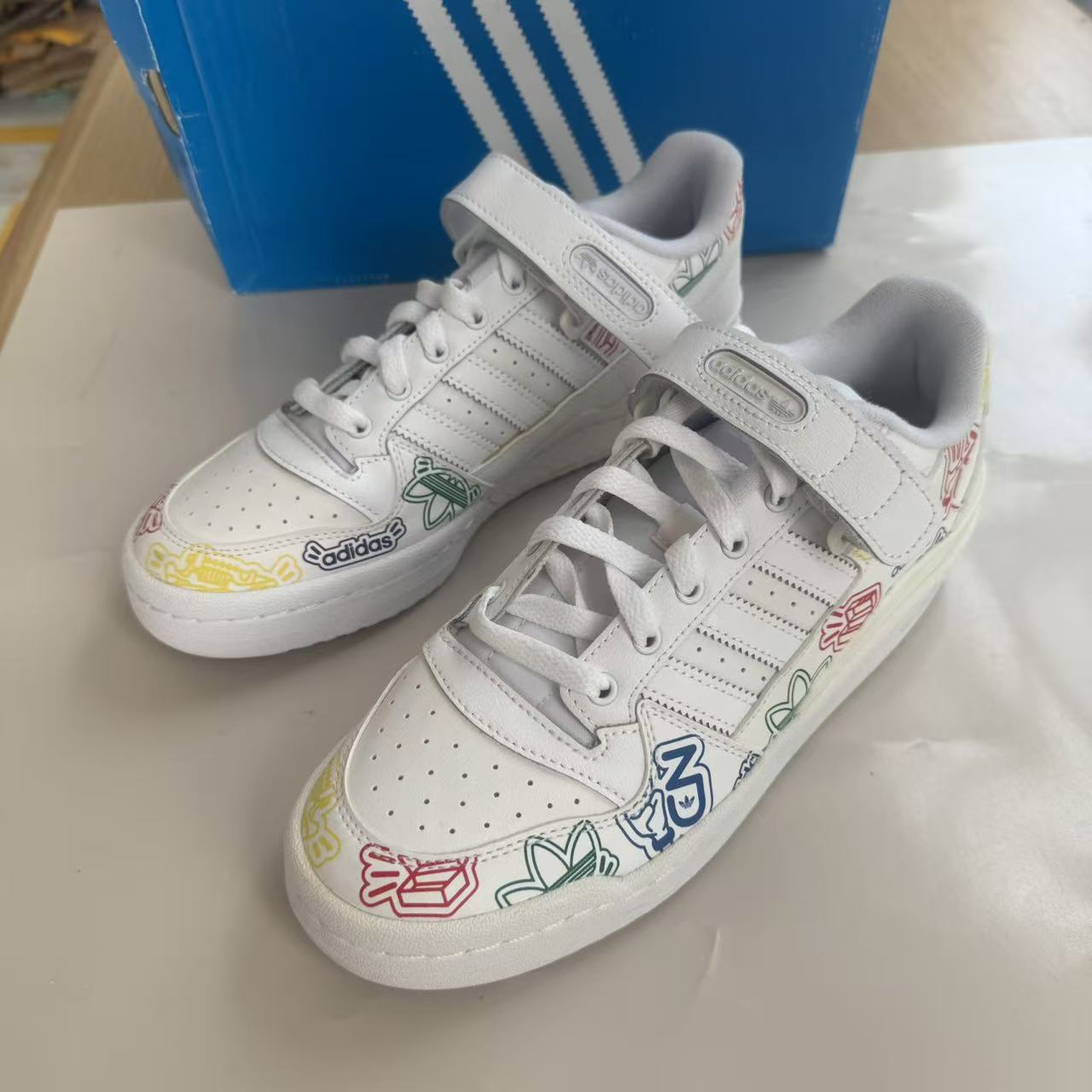 Adidas/阿迪达斯正品三叶草当季新款涂鸦运动休闲男女板鞋GW4922