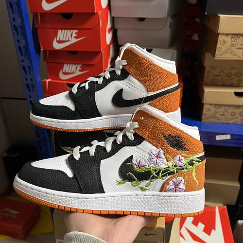 Air Jordan 1 Mid (GS) AJ1黑白橙花卉复古中帮篮球鞋DQ8390-100