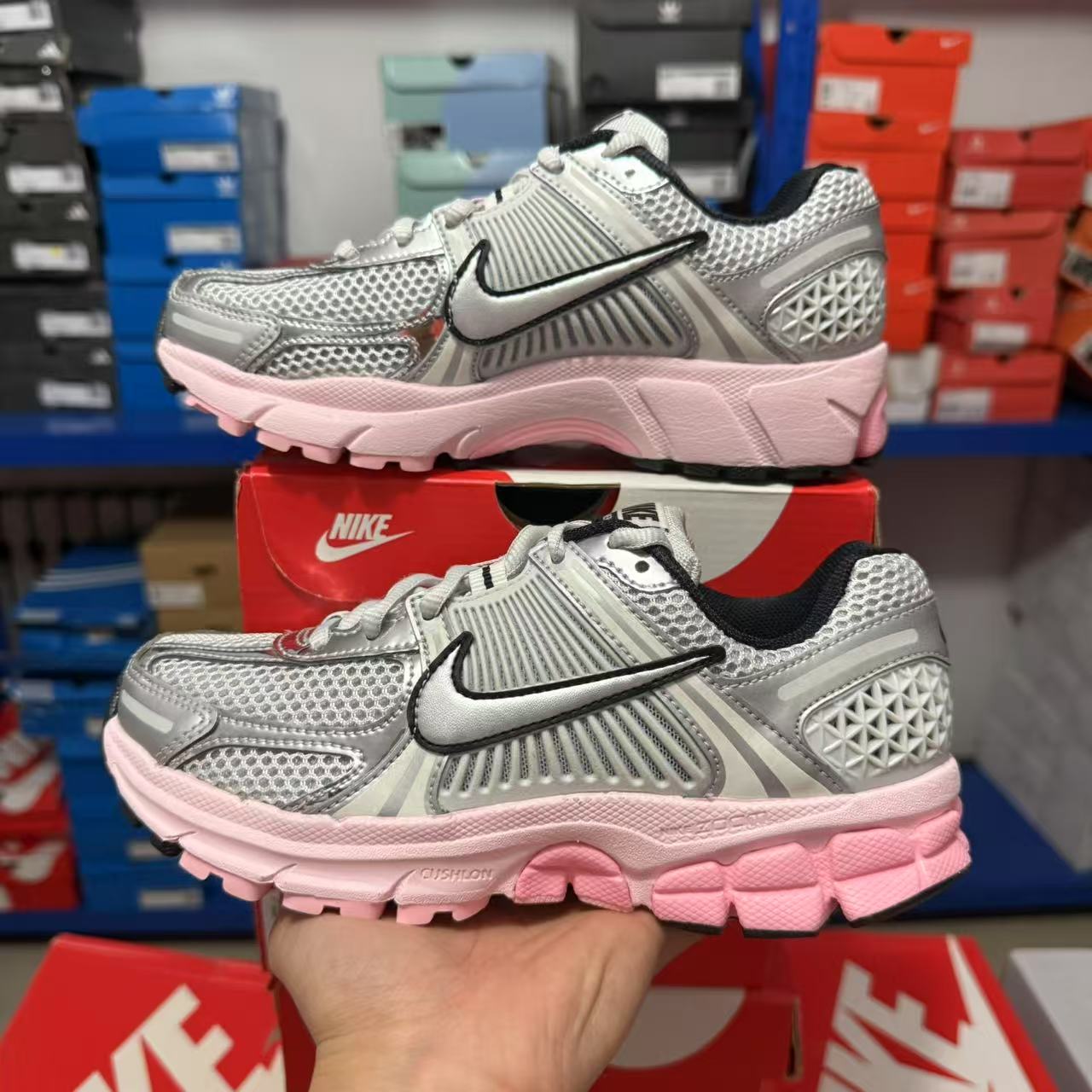 Nike/耐克女鞋银粉低帮Zoom Vomero 5休闲运动跑步鞋 HF1877-001