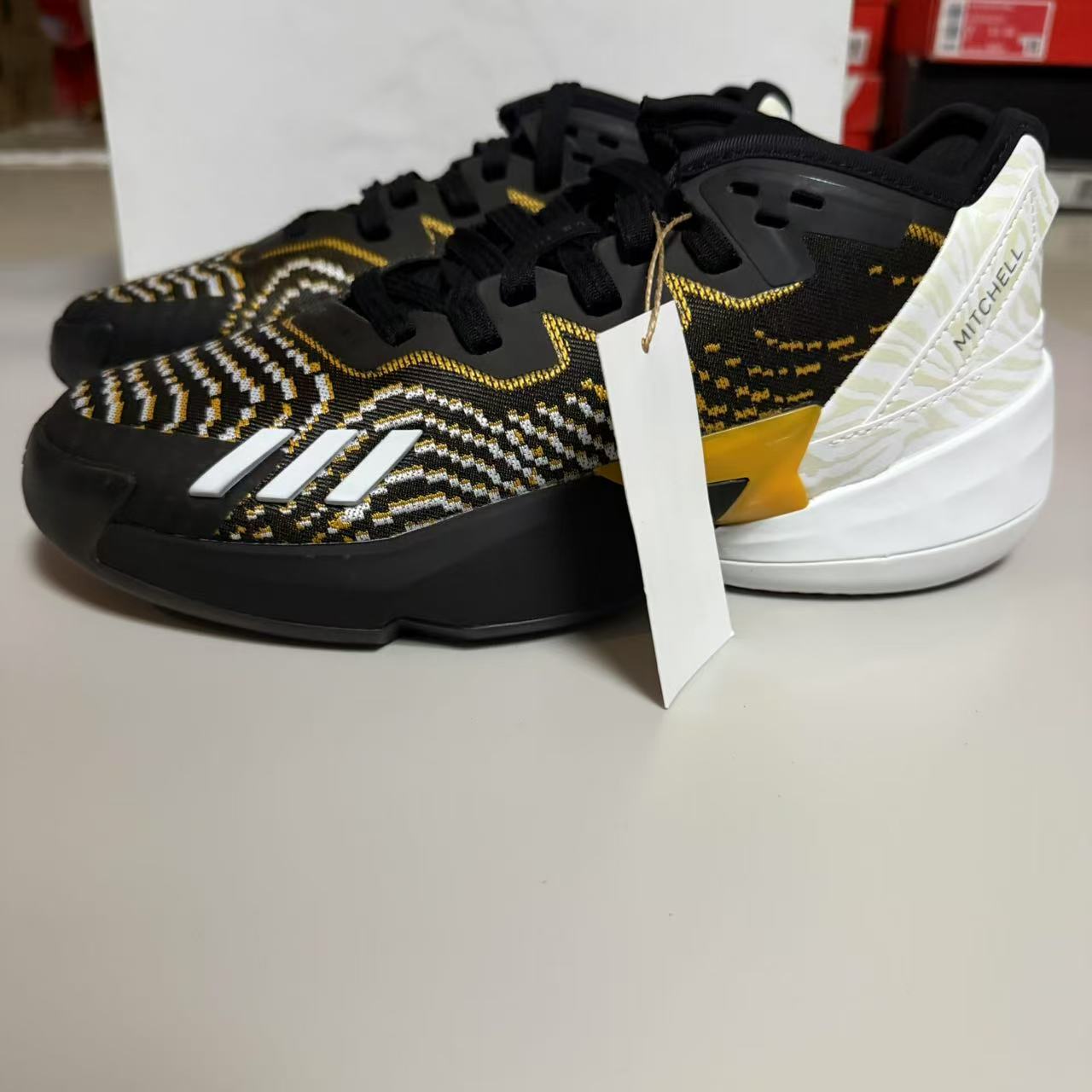 阿迪达斯D.O.N. ISSUE 米切尔4代男中帮耐磨减震防滑篮球鞋HR0720