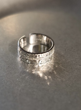 闪耀碎碎冰。通体S925纯银鳞片设计宽戒指开口可调节时髦清冷个性