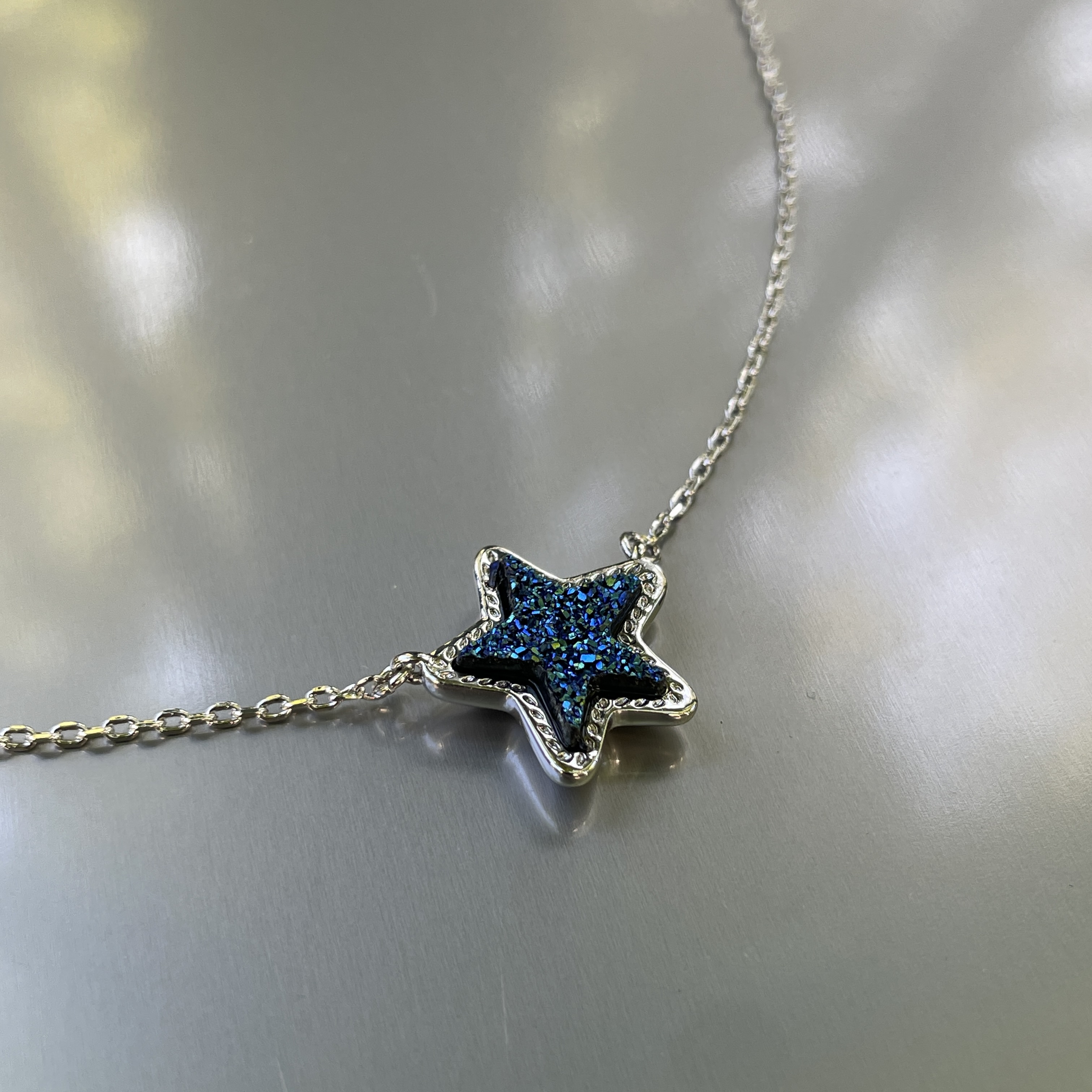 明亮的星。kendra Sc0tt蓝色晶牙五角星吊坠银色细项链简约高级