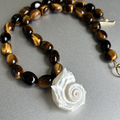 迷人光彩。天然虎眼石不规则串珠海螺吊坠项链时髦大气个性美拉德