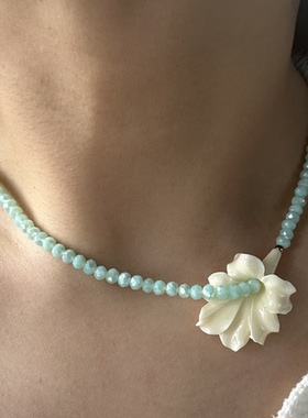 美丽花朵。清新浅绿色串珠乳白立体花朵设计感项链度假时髦个性