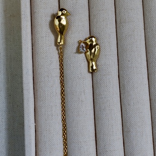 飞鸟栖居。闪亮金色小鸟锤纹锆石不对称AB款耳钉925银针小众设计