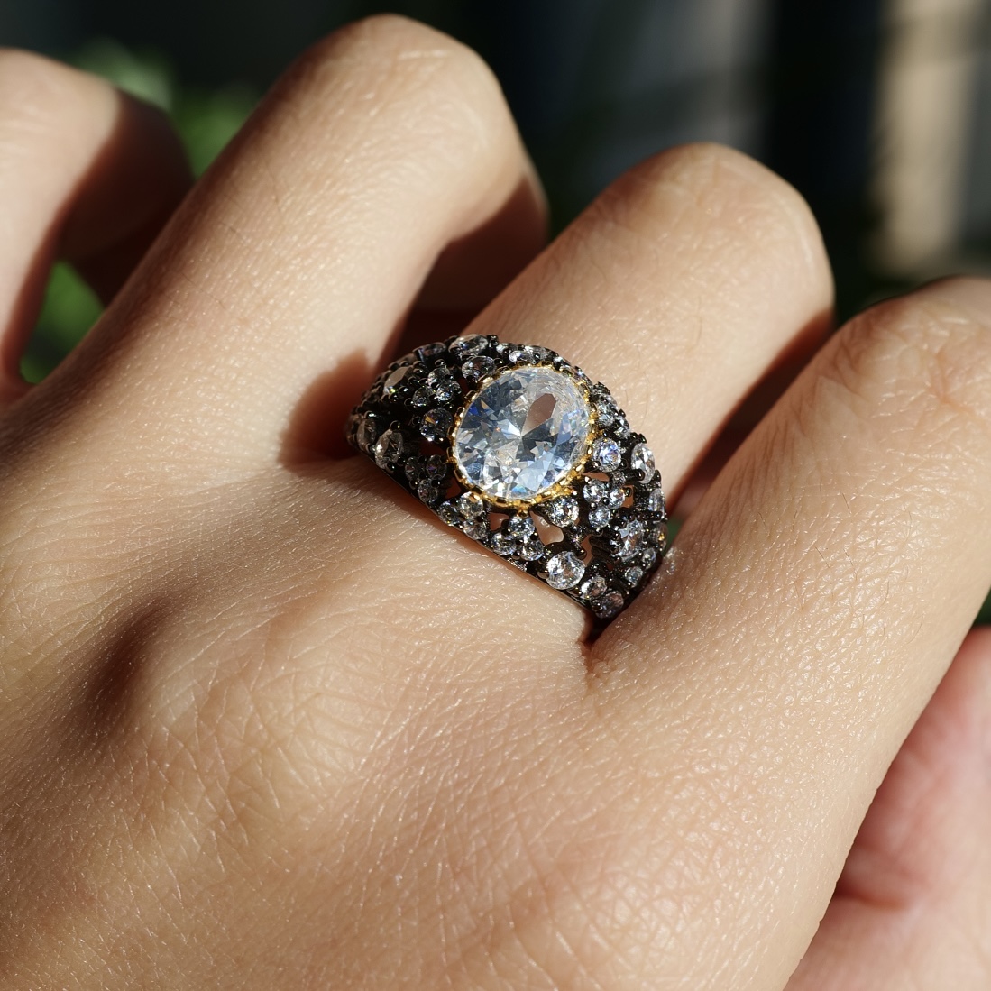 重磅炸弹。精工雕花黑金鸽子蛋闪亮锆石戒指酷飒意大利bomb ring