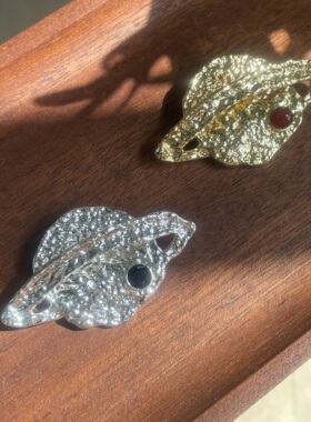 宇宙可爱。金银色锤纹肌理感玛瑙星球造型胸针简约高级个性时髦