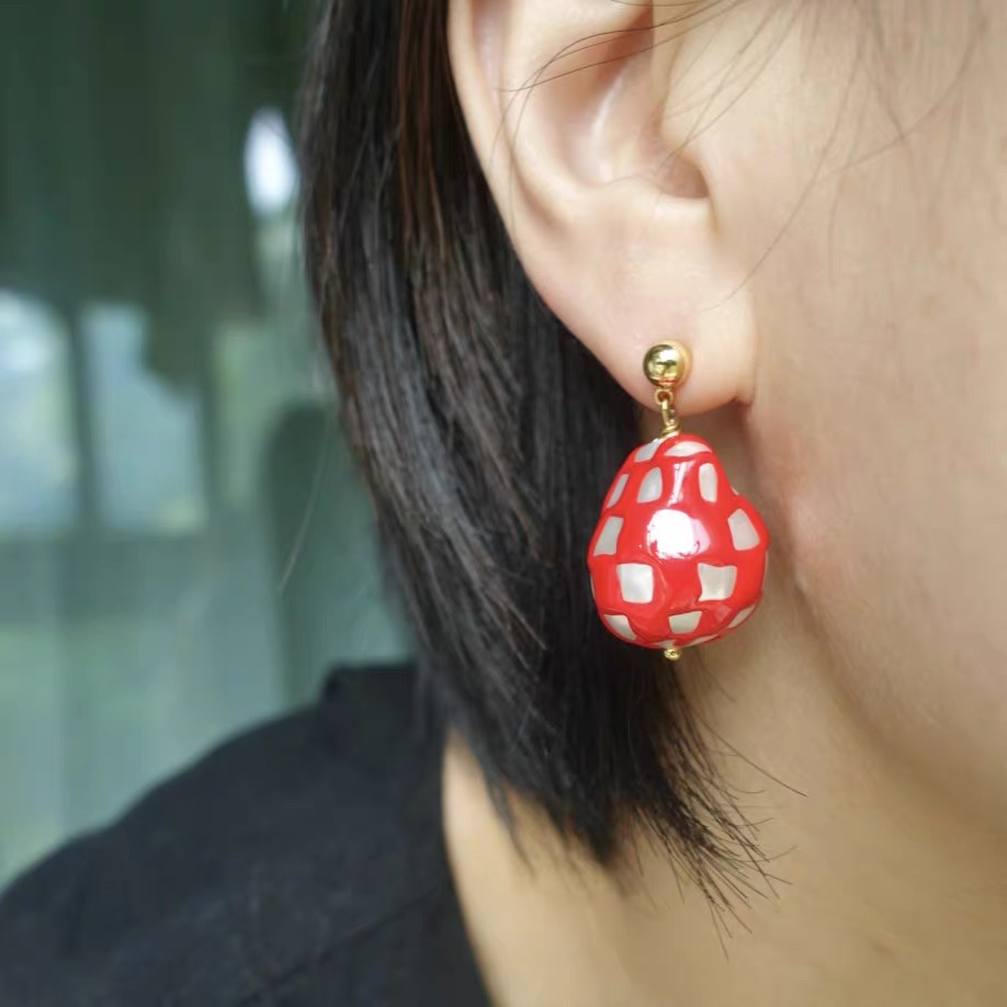 夺目装备。人造巴洛克珍红色方块棋盘格图案耳钉S925银针时髦个性