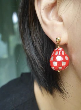 夺目装备。人造巴洛克珍红色方块棋盘格图案耳钉S925银针时髦个性