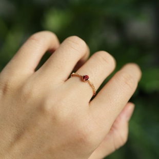 点睛之笔。S925银镀金镶嵌天然石榴石花边戒指环简约清新日系风格