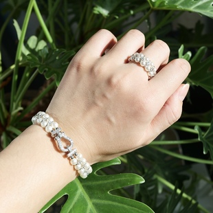 优雅步伐。人造珍珠双层串珠手链闪亮锆石马蹄扣时髦气质高级感