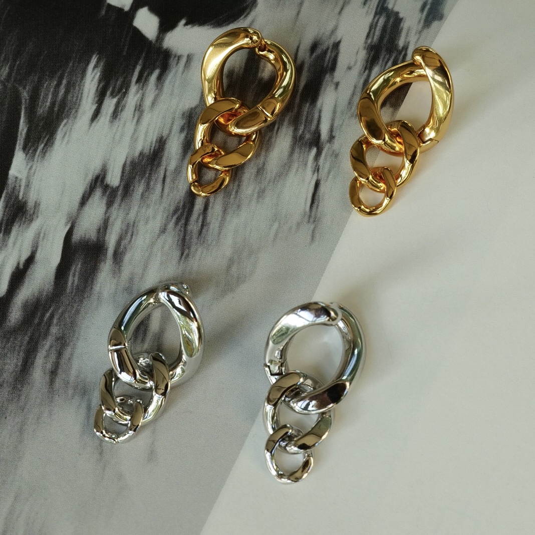 自带气场。闪亮金银色大小渐变链条耳扣简约高级时髦欧美个性