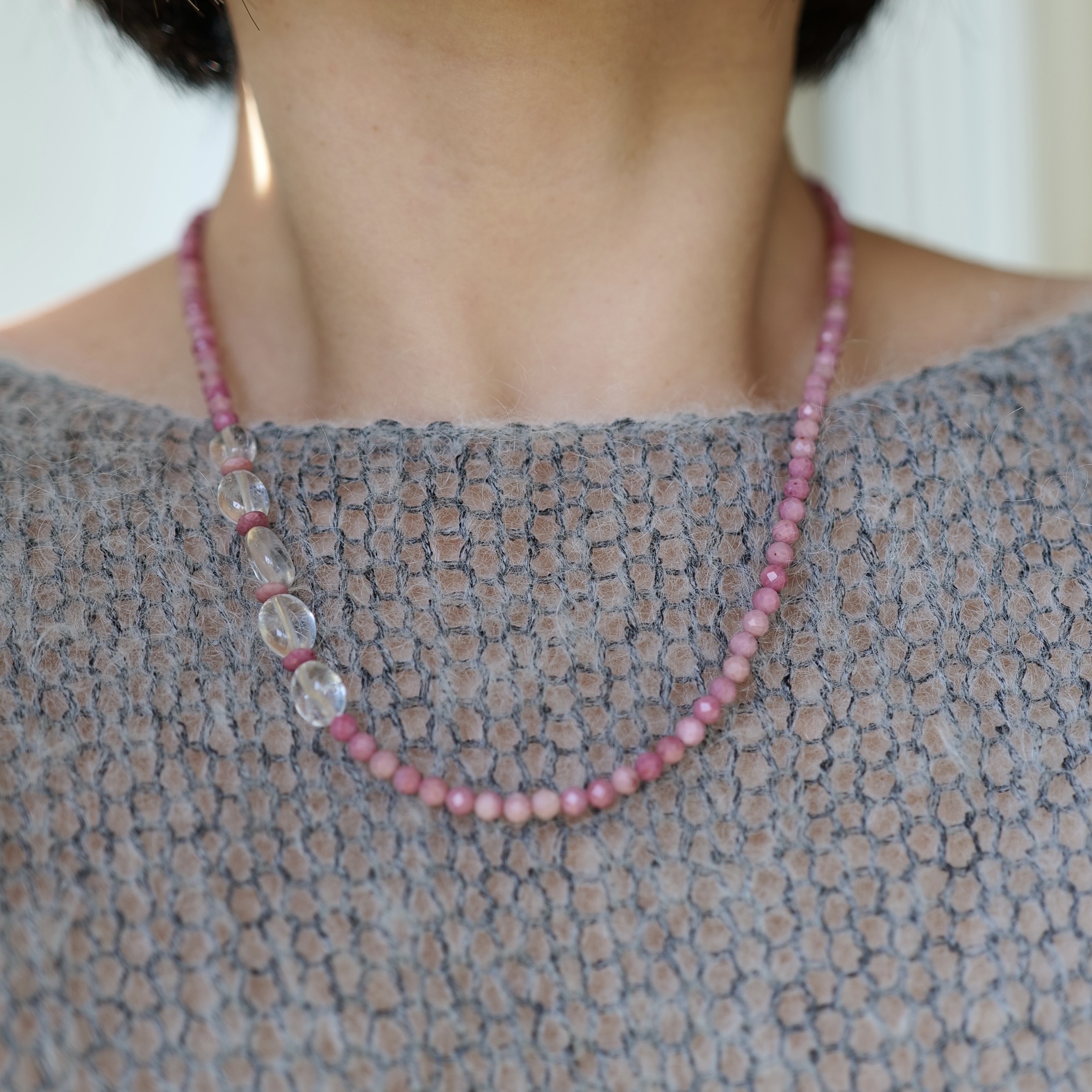 氛围感美人。雾粉色蔷薇辉石白水晶串珠项链气质个性清新时髦高级