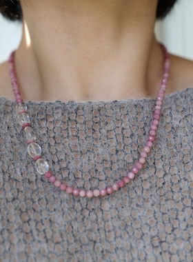 氛围感美人。雾粉色蔷薇辉石白水晶串珠项链气质个性清新时髦高级