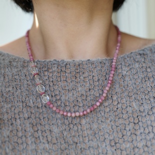 氛围感美人 清新时髦高级 雾粉色蔷薇辉石白水晶串珠项链气质个性