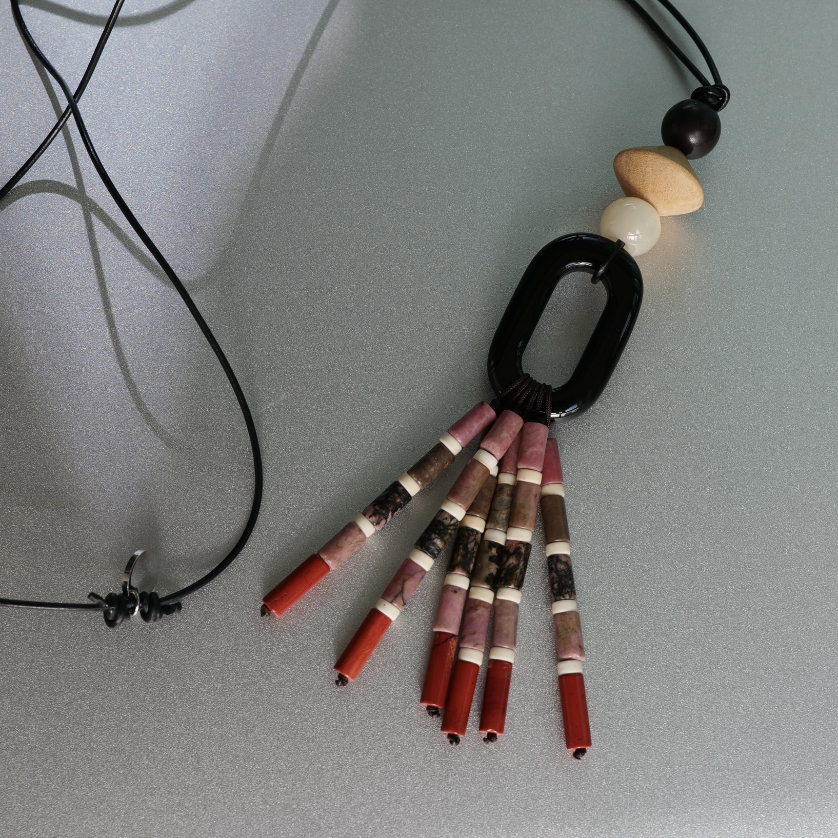 诗情画意。天然红粉黑花色天然石流苏吊坠长款皮绳项链秋冬毛衣